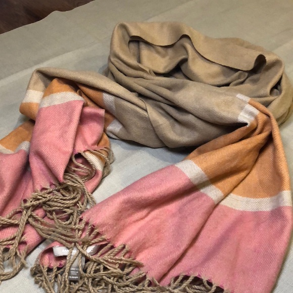 Banana republic scarf - Picture 2 of 5